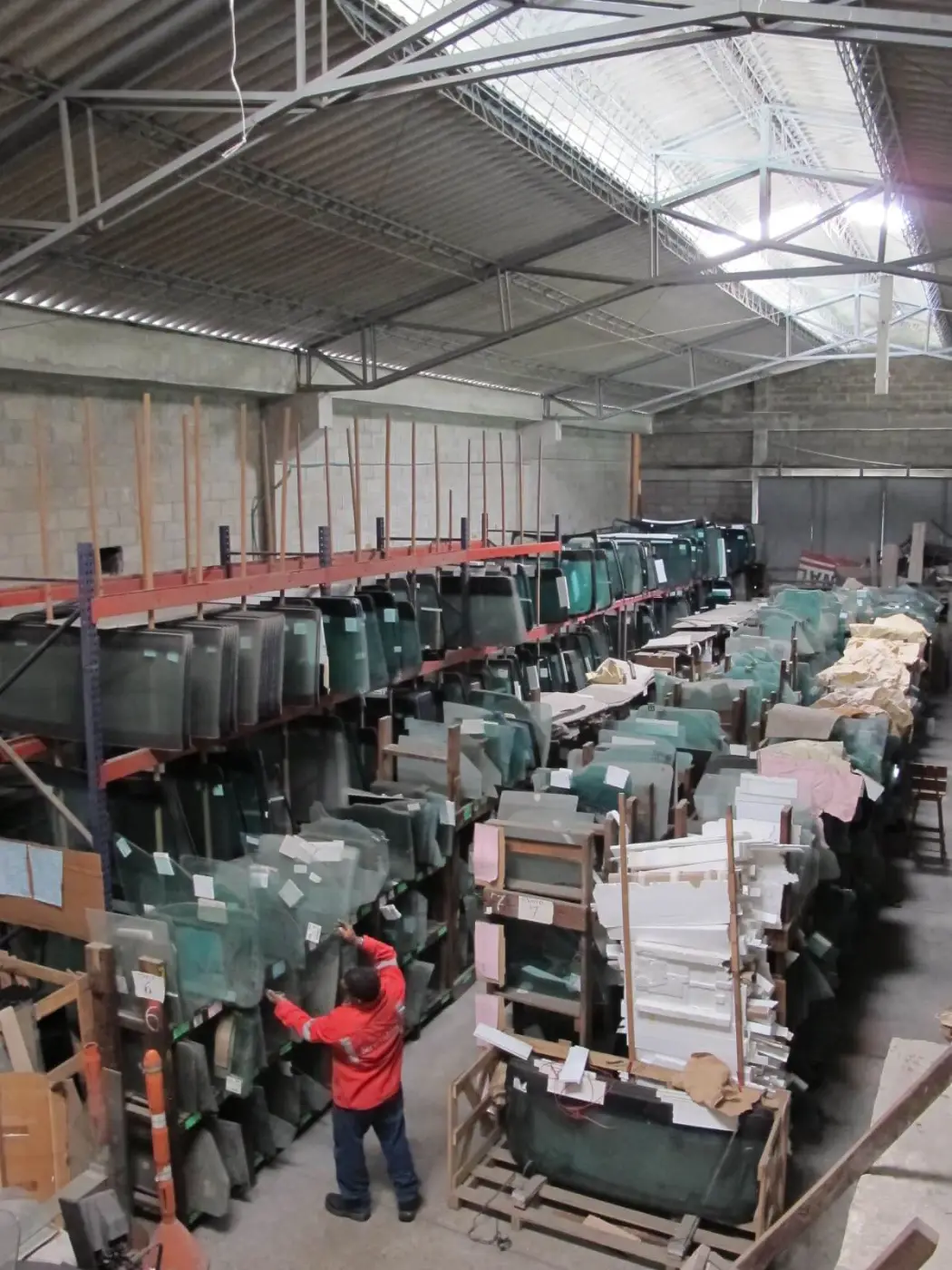 Bodega de Servividrios con estanterías llenas de vidrios automotrices