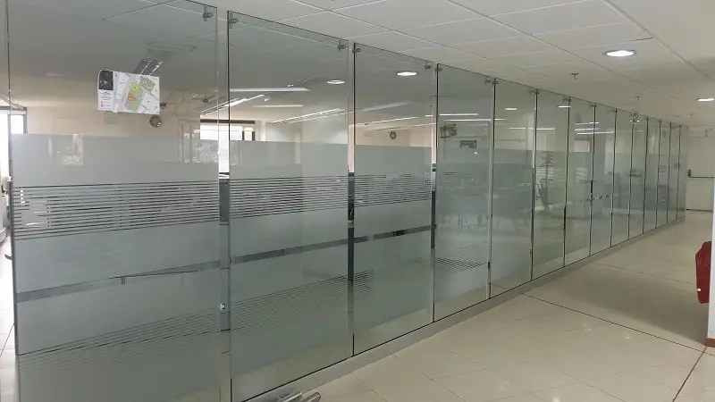 Divisiones de oficina en vidrio esmerilado instaladas por Servividrios