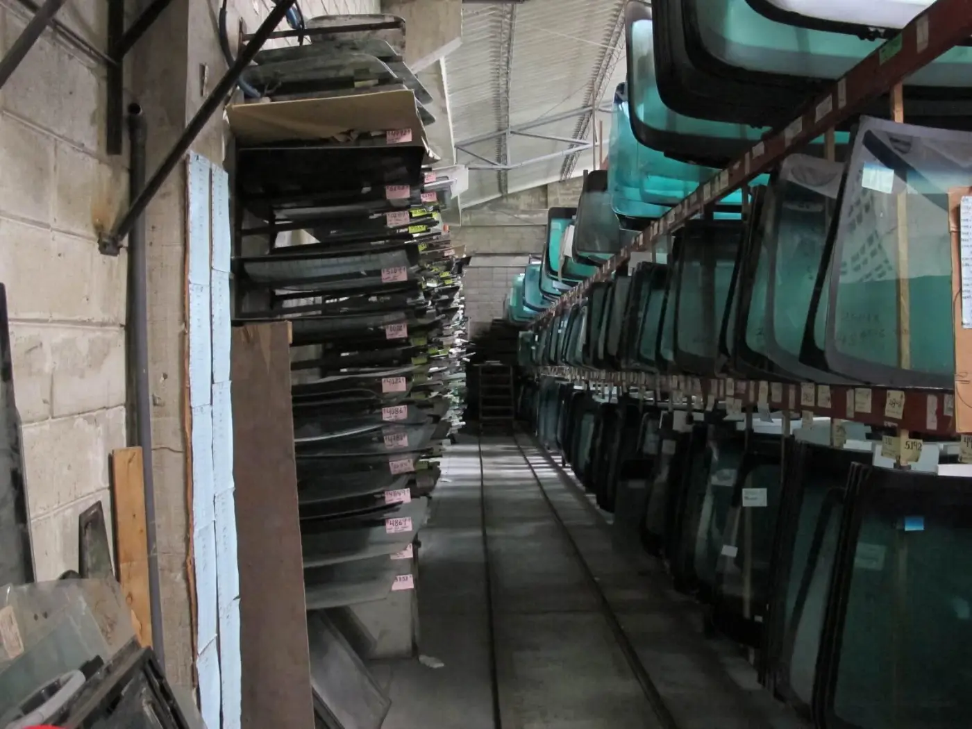 Pasillo de la bodega de Servividrios con parabrisas organizados por referencia